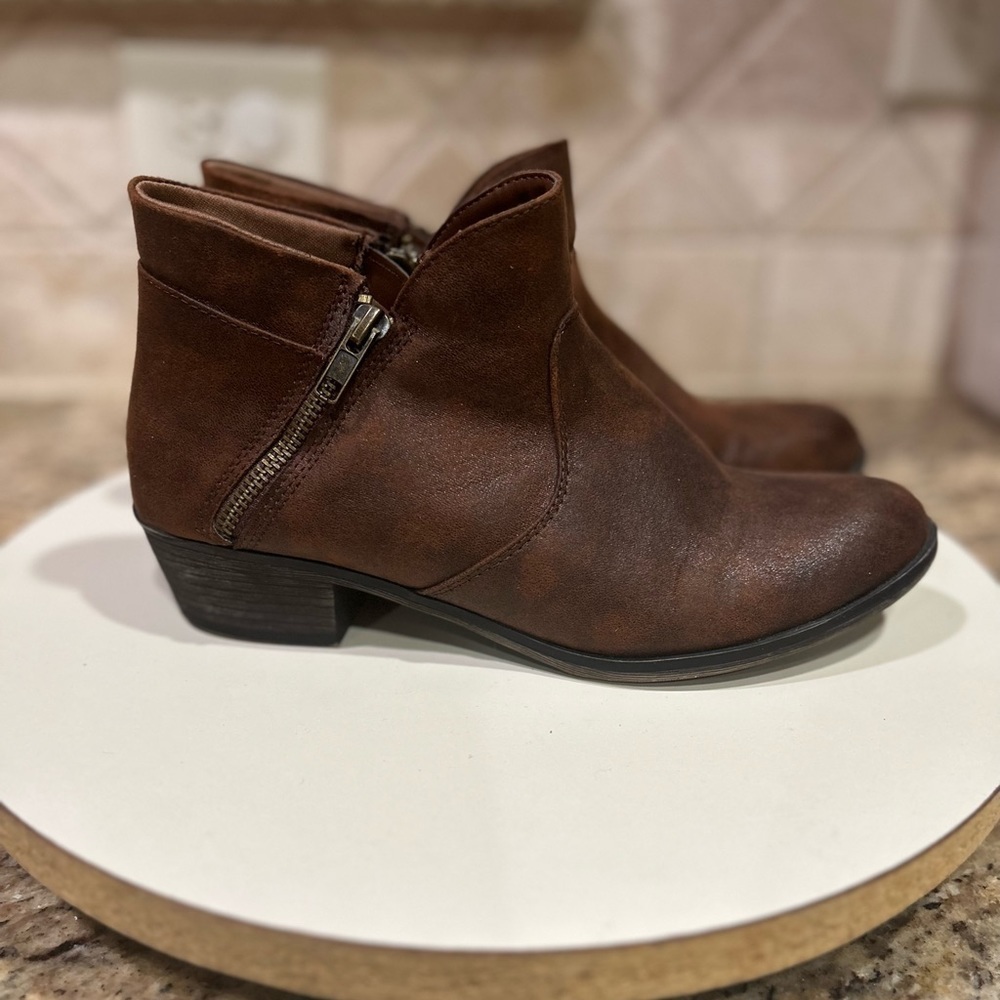Women’s American Rag Abby brown ankle boots size 8.5
